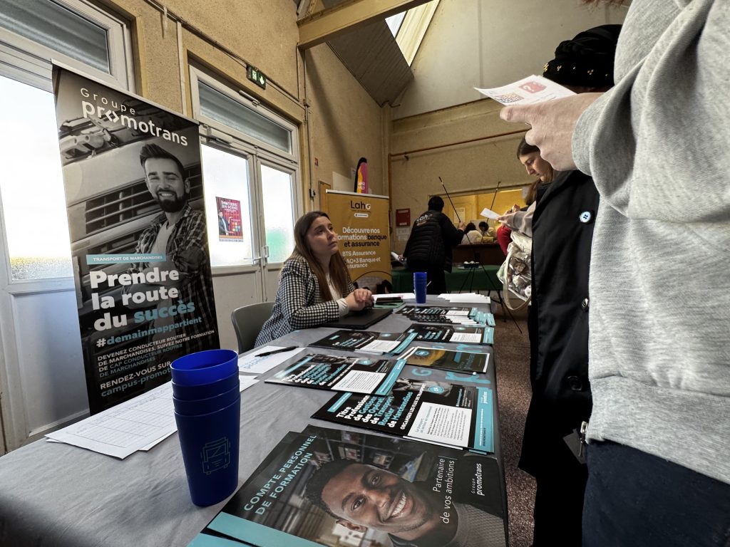 Promotrans et son intervenante qui conseille un groupe de visiteurs