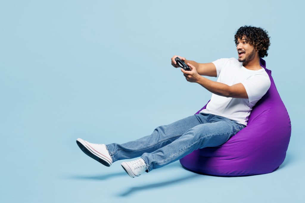 Jeune homme pouf violet jeux vidéo Mission Locale du Saint-Quentinois